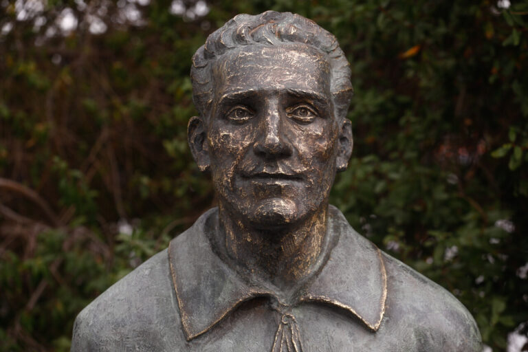 Colo Colo inmortaliza a Arellano con estatua en el Estadio Monumental en el marco del centenario