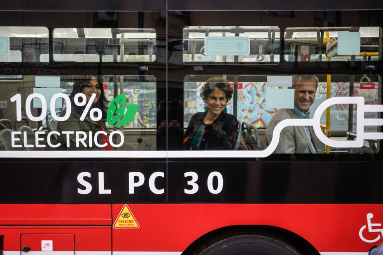 Día de la Tierra: Santiago reduce 80% de material particulado y se prepara para 4.400 buses eléctricos