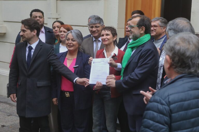 Partidos oficialistas inscriben primarias y llaman a frenar una “regresión conservadora” en Chile