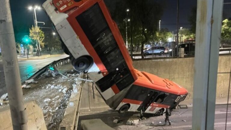 Bus RED cae desde paso sobre nivel en Autopista Central tras ser impactado por auto: Hay 11 lesionados