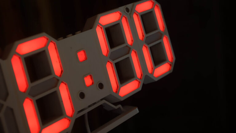 Cambio de hora en Chile: ¿Se adelantan o atrasan los relojes hoy?