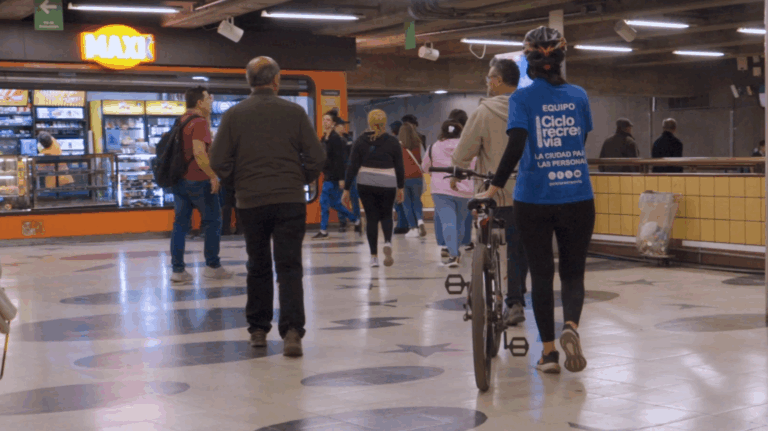 Ciclorecreovía nocturna: Personas podrán ingresar con sus bicicletas a la red de Metro el sábado 3 de mayo