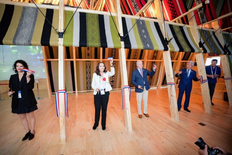 Chile inaugura su pabellón en la Expo Osaka 2025: Incluye manto de 242 metros confeccionado por mujeres mapuches