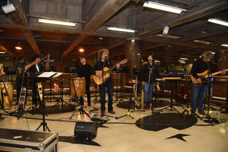 Illapu sorprende a pasajeros del Metro con show sinfónico en Estación Baquedano