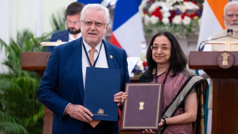 Pacheco se reunió con presidente del Grupo Adani en India y concretó firma de memorándum con Hindustan Copper