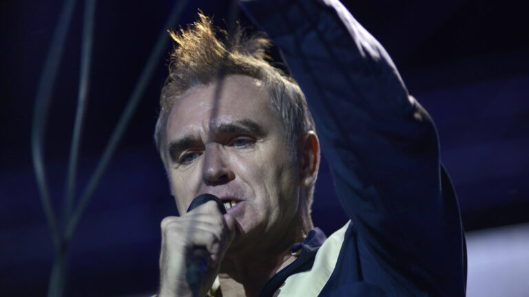 Morrissey inicia batalla legal con “troll” de internet que lo habría difamado por “décadas”