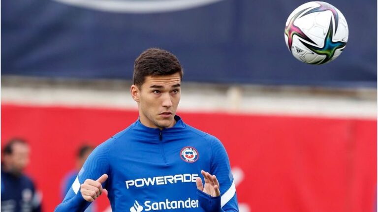 Fin de la carrera de Robbie Robinson: El delantero que abandonó La Roja en 2021 se despide del fútbol