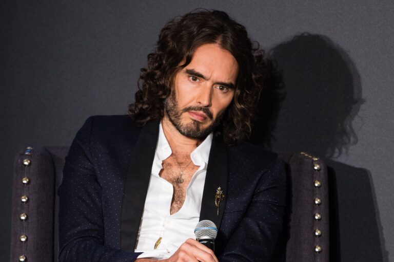 La policía británica acusa al actor y comediante Russell Brand de violación