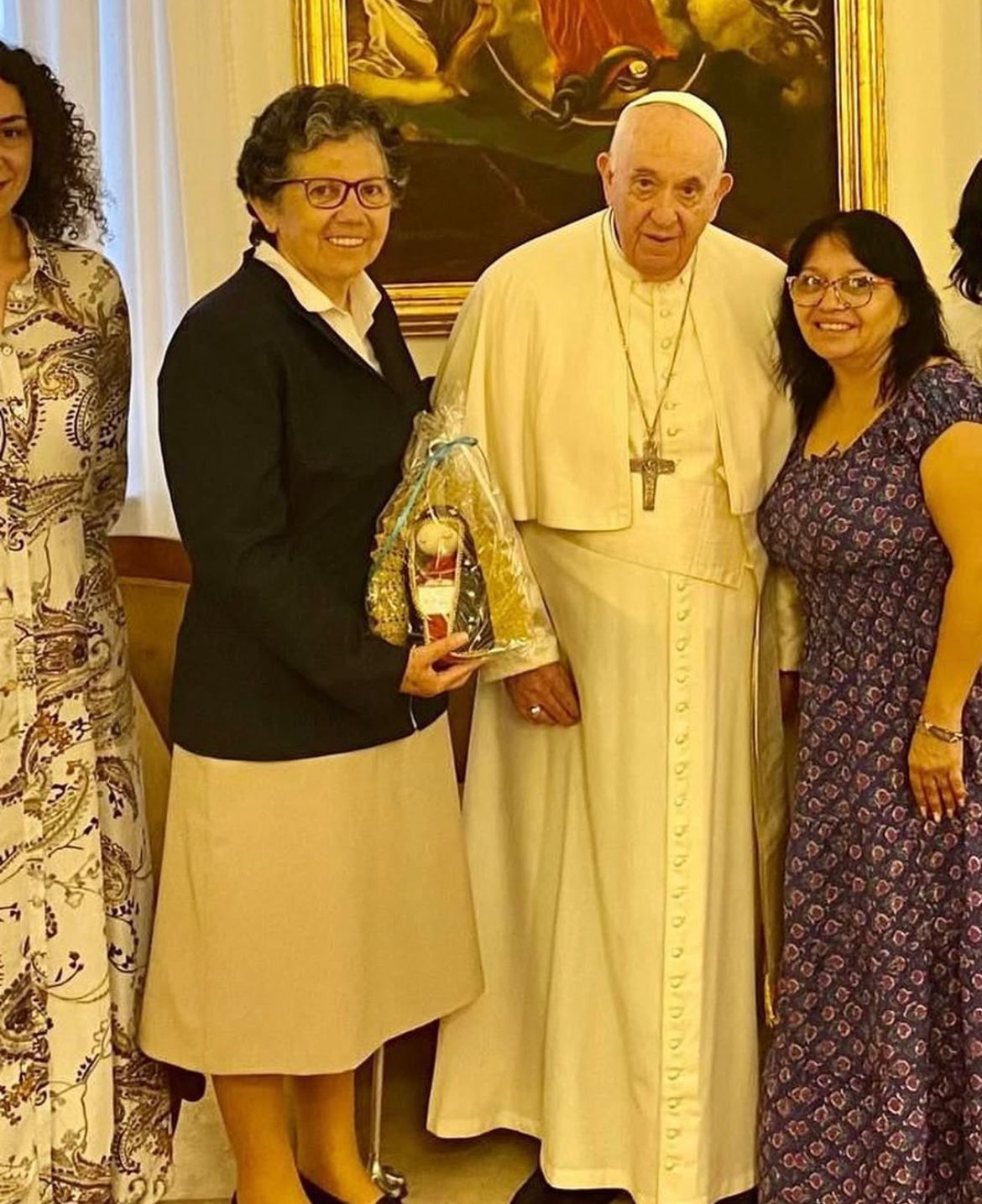 Papa Francisco junto a la hermana Nelly León (izquierda)