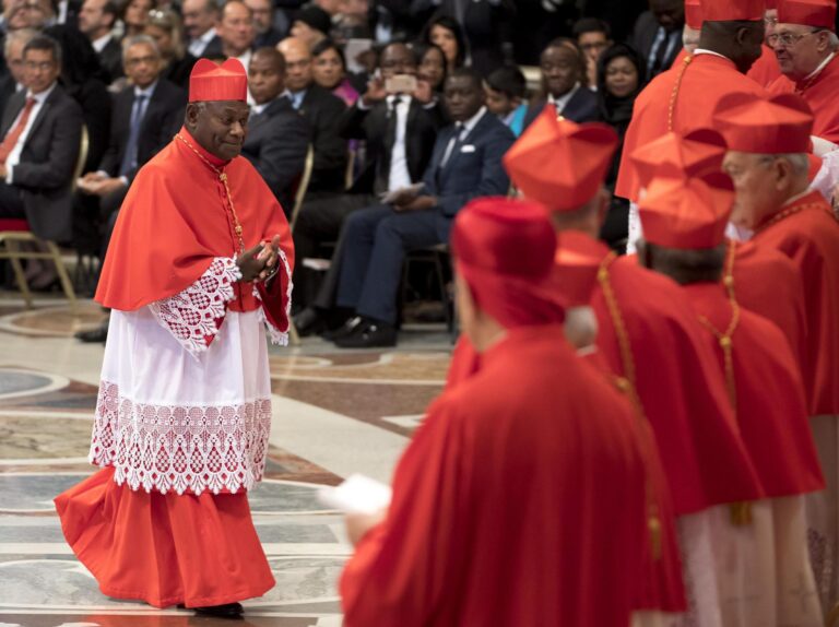 ¿Un papa electo puede negarse al cargo?