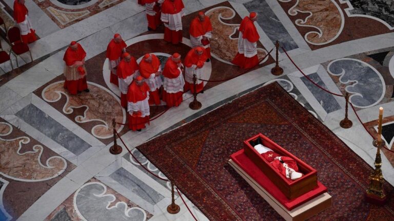 Velorio del Papa Francisco: Largas filas de fieles en el Vaticano obligan a atrasar cierre de la Basílica de San Pedro