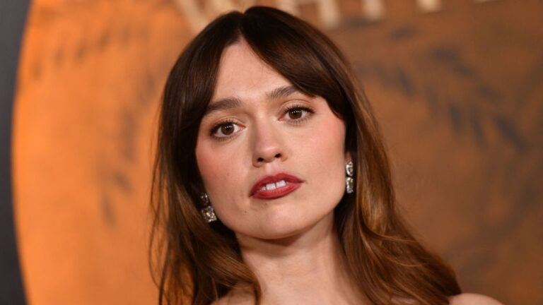 “Fue mezquino y sin gracia”: Aimee Lou Wood, de The White Lotus, critica sketch en que Saturday Night Live se burló de sus dientes