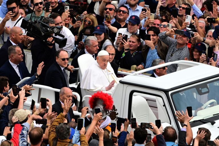 Tras larga hospitalización: Papa Francisco reaparece en Pascua de Resurrección y pide cese al fuego en Gaza
