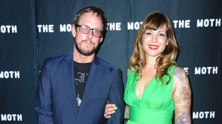 Esposa del bajista de Weezer fue baleada por la policía de EE.UU. y enfrenta cargos por intento de homicidio