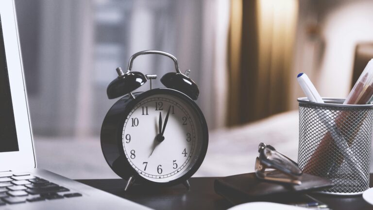 ¿Qué sucede con las personas autistas durante el cambio de hora? Consejos para la transición