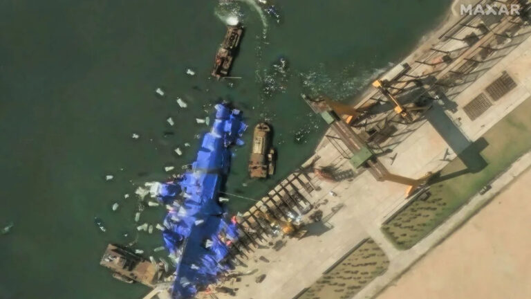 Corea del Norte despliega misteriosos objetos similares a globos hacia un buque de guerra averiado