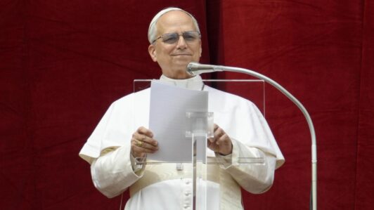 El papa León XIV dirigiendo la oración del Regina Caeli desde el balcón central de la Basílica de San Pedro en la Ciudad del Vaticano, el 11 de mayo de 2025. EFE/EPA/VATICAN MEDIA