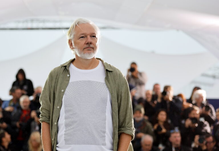 Julian Assange impacta en Cannes con polera que exhibe los nombres de 4.986 niños palestinos muertos en Gaza