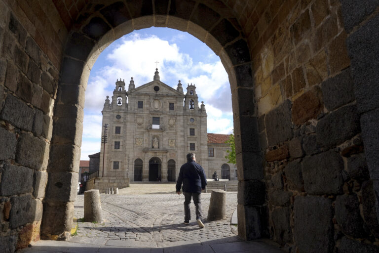 La impactante imagen de una momia de 443 años que fue abierta al público para su veneración