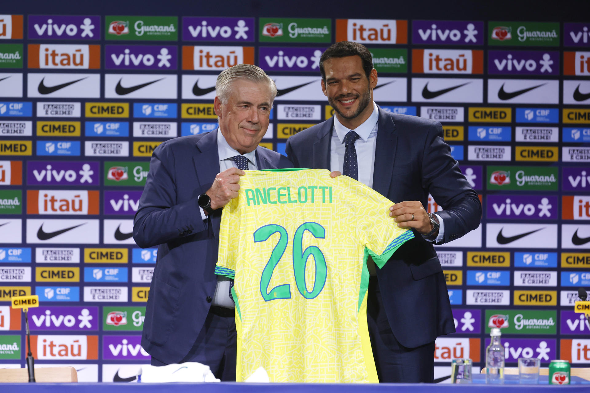 El entrenador italiano Carlo Ancelotti (i) es presentado como nuevo seleccionador de Brasil por parte del presidente de la Confederación Brasileña de Fútbol (CBF), Samir Xaud, en una rueda de prensa este lunes, en Rio de Janeiro (Brasil). Ancelotti se presenta ante la prensa y anuncia su primera lista de convocados, para los partidos que Brasil jugará contra Ecuador y Paraguay por las eliminatorias del Mundial de 2026. EFE/ Antonio Lacerda