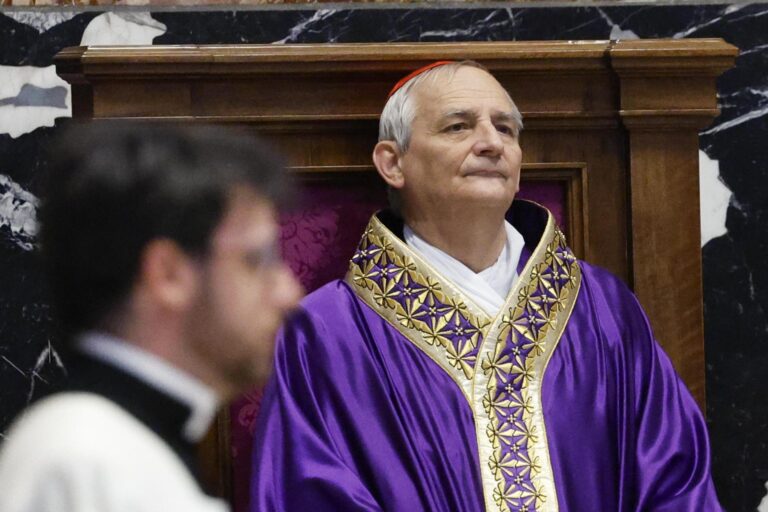 Quién es Matteo Zuppi, el cardenal italiano que suena como posible sucesor del papa Francisco