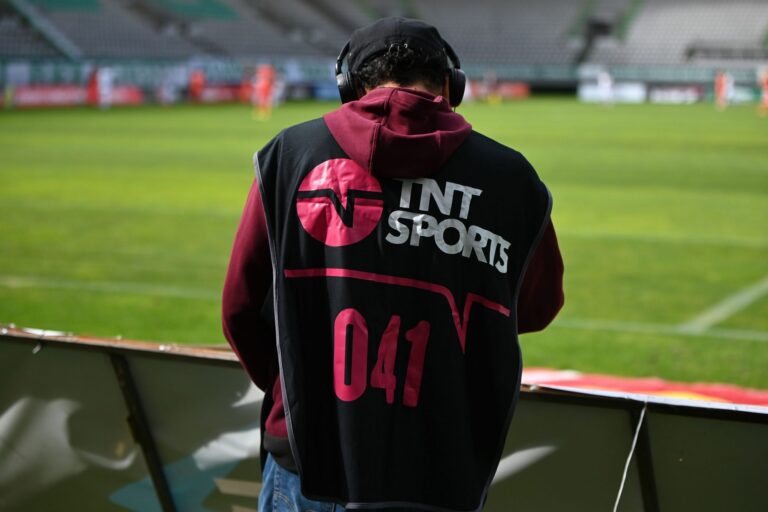 TNT Sports en la mira del Sernac: Exigen compensaciones económicas a clientes tras multimillonaria multa contra el canal