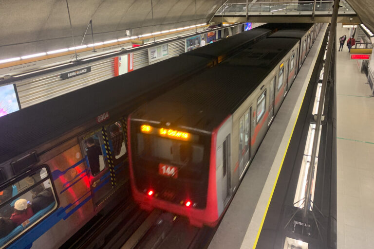 Metro interrumpe servicio en Línea 2 por presencia de persona en la vía