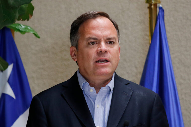 Senador Walker respalda a rectora Devés y anuncia indicación para que universidades puedan controlar equipos