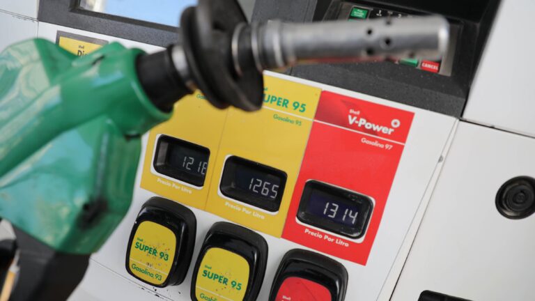 ¿Baja el precio de la bencina? Así quedan los valores para el 15 de mayo