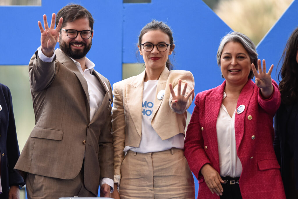 El Presidente de la República, Gabriel Boric Font firma acuerdo junto a ministras durante la promulgación de la Ley 40 Horas, que reduce la extensión de la jornada laboral en Parque de la Familia.