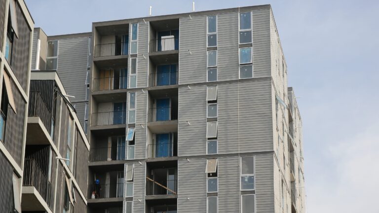 ¿Qué pasa si la inmobiliaria no entrega a tiempo? Nuevo dictamen del Sernac lo aclara