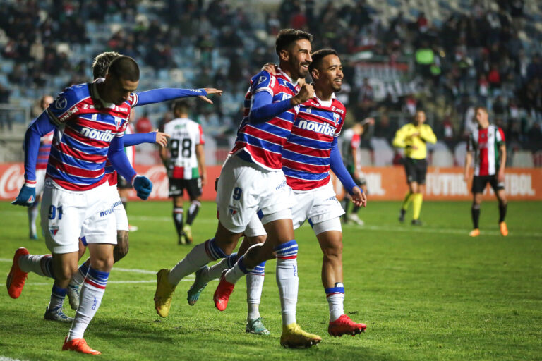 Fortaleza celebra fallo de la Conmebol que castiga a Colo Colo con derrota por incidentes en el Monumental