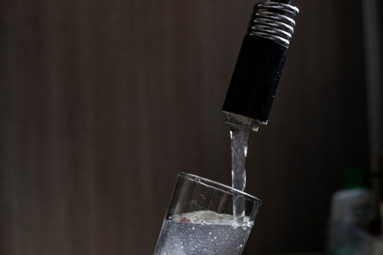 Ley del vaso de agua: Asociación Chilena de Gastronomía señala que iniciativa los tilda como 