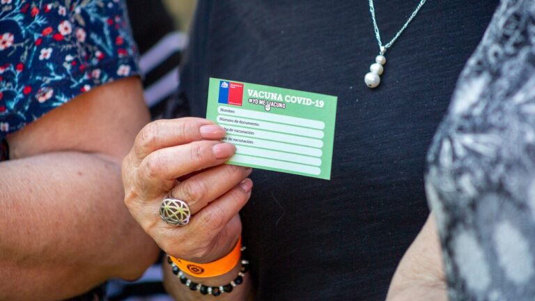 Contraloría detecta falencias en registros de vacunación contra el COVID entre 2022 y 2023: Habrían inoculado dosis vencidas