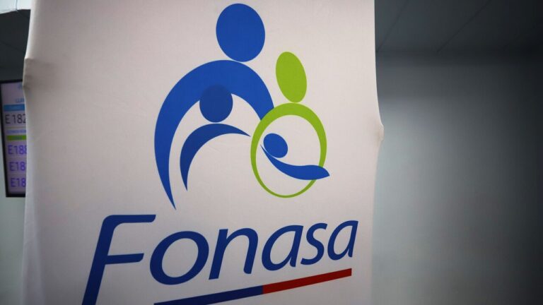 ¿Quiénes pueden ser cargas legales en Fonasa y cómo se inscriben?