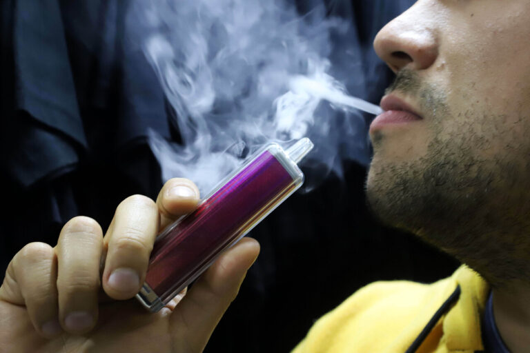 Este martes entra en vigor la ley que regula el uso de vapeadores: ¿Cuáles son los riesgos que tienen para la salud?