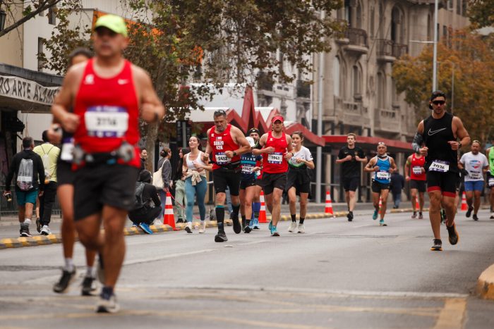Maratón de Santiago 2025: Revisa los cortes de tránsito, rutas y horarios del Metro este fin de semana
