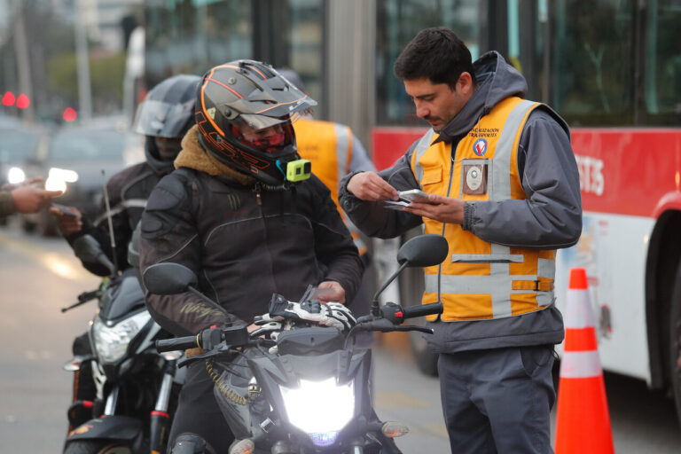 Restricción vehicular: ¿Qué patentes no pueden circular este jueves 29 de mayo en Santiago?