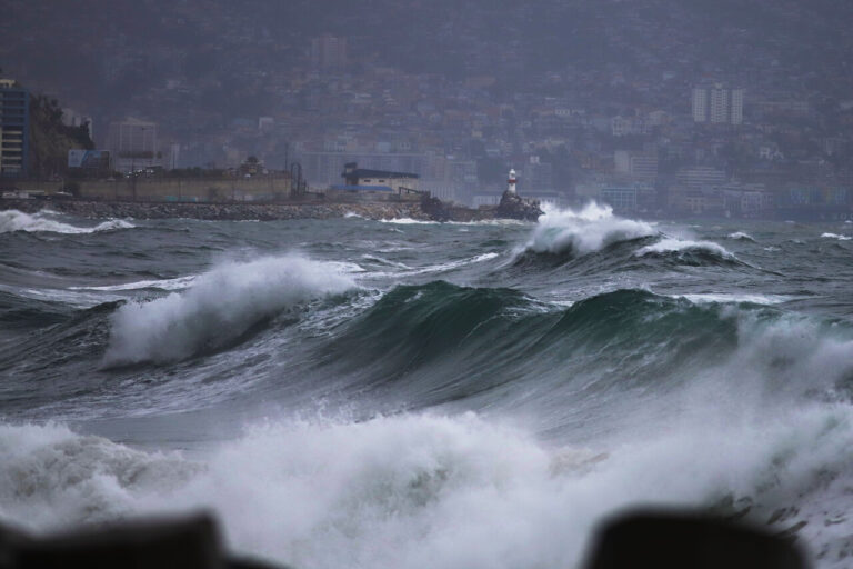 Emiten aviso de marejadas desde el Golfo de Penas hasta Arica: ¿Cuándo será el fenómeno?