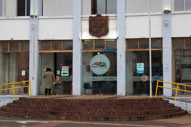 Con licencia médica: Funcionario municipal de Puerto Montt salió del país 20 veces y faltó 400 días al trabajo