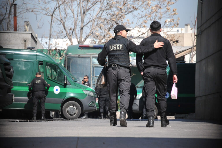 Detienen a gendarme de Colina I que portaba droga, 24 celulares y casi $2 millones en efectivo