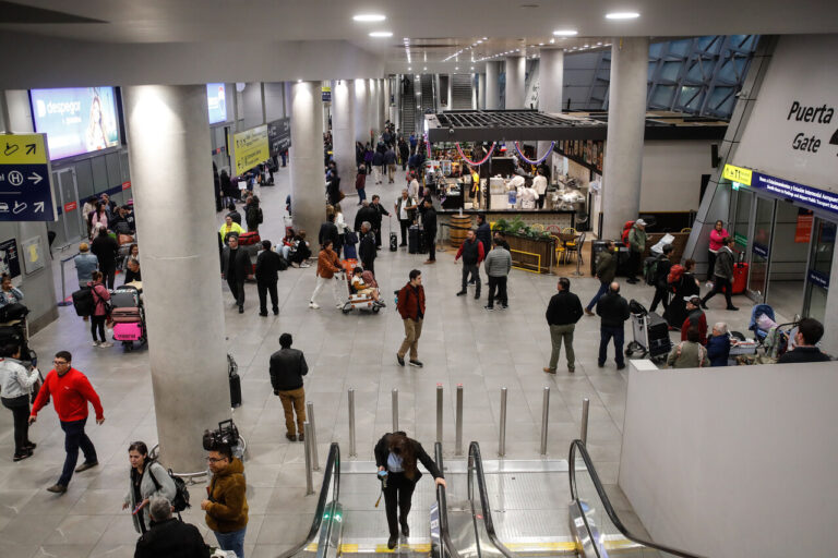 Cabify será el transporte oficial del Aeropuerto de Santiago: Operará con van compartidas y traslados privados