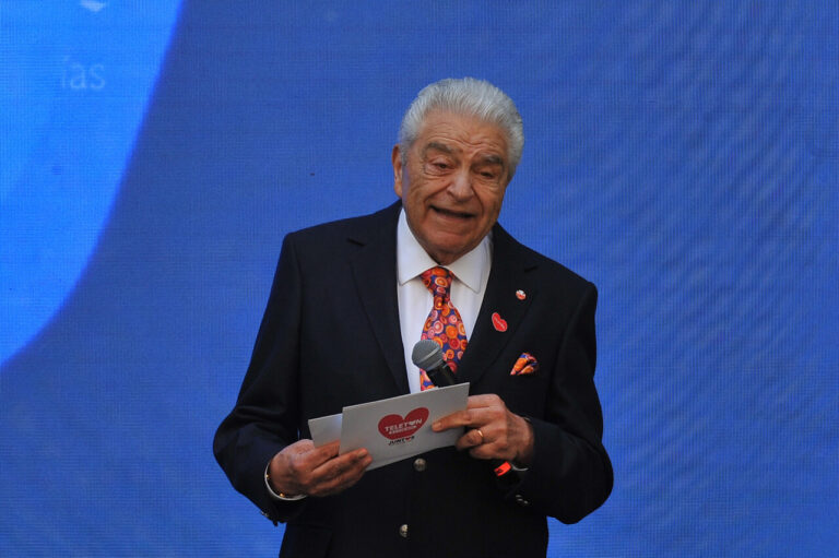 “Está discapacitado”: Don Francisco exige mejoras urgentes en accesibilidad tras enfrentar deficiencias en aeropuerto de Santiago