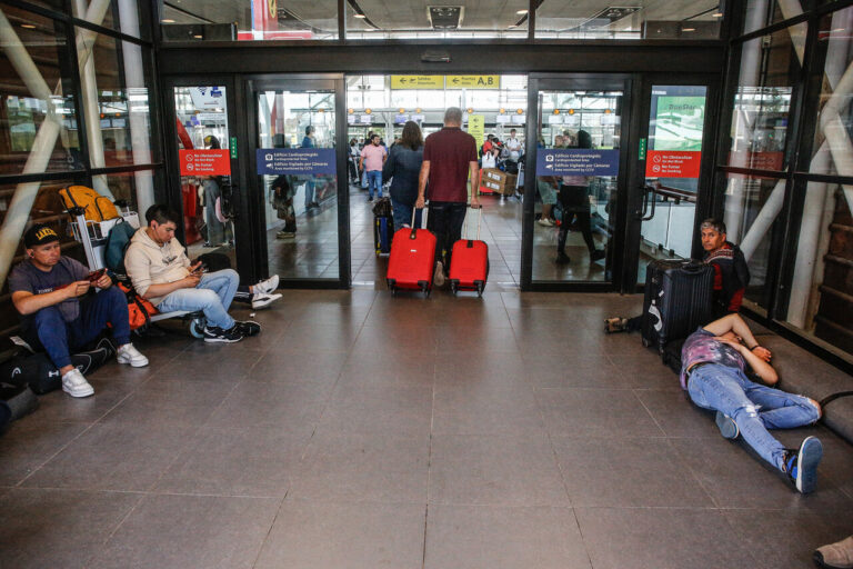 Contraloría: Más de 25 mil funcionarios públicos viajaron al extranjero mientras tenían licencia médica