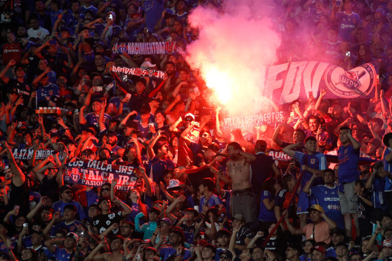 Conmebol abre expediente contra Universidad de Chile: Club arriesga jugar sin público por uso de pirotecnia