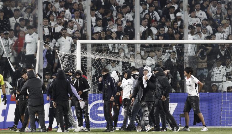 Colo Colo vuelve a la polémica: Detienen a 30 hinchas albos en Argentina que intentaron entrar a estadio pese a prohibición