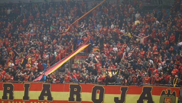 Hincha de Unión Española fue detenido por gestos racistas: Bailó como mono en partido contra Fluminense por la Sudamericana