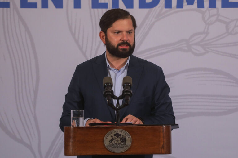 Boric exige sanciones “drásticas y categóricas” y plantea destitución de funcionarios públicos por uso indebido de licencias