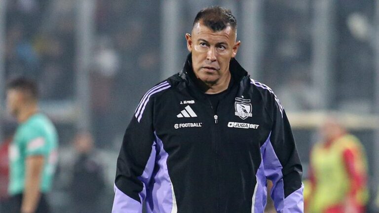 Colegio de Entrenadores advierte que integridad física de Almirón está en riesgo ante exposición pública promovida por ByN