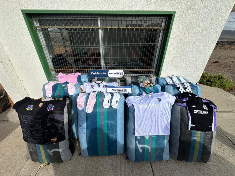 Incautan más de dos mil camisetas de fútbol falsificadas en bus que viajaba desde Calama